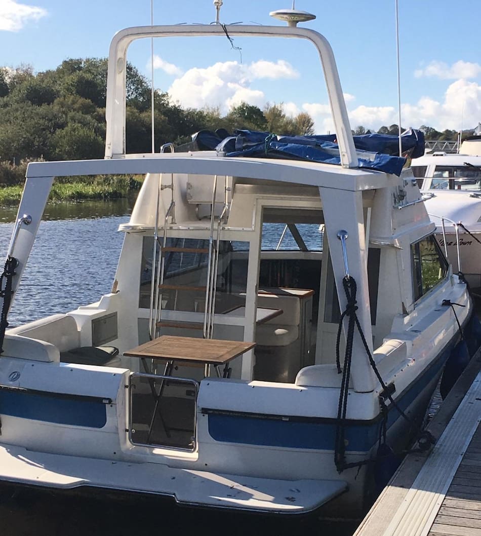 SOLD Bayliner 2556 Flybridge Custom SOLD